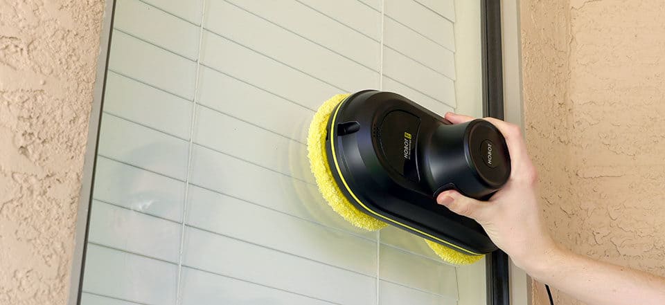 Using the HOBOT 198 window cleaning robot