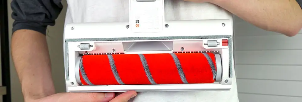 Soft roller brush in the Roidmi F8 cleaning head
