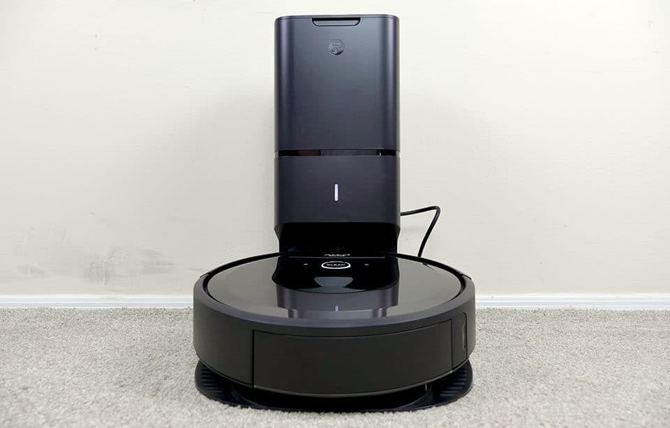 Smart charging base included with the Roomba i7+
