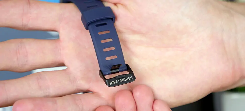 Clasp and band on the Makibes smart watch