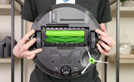 The bottom of the e5 contains the rolling brushes, wheels, spinning brush, and dustbin
