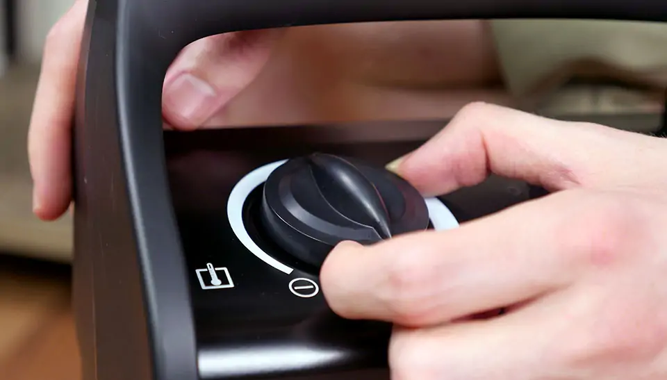 Controlling temperature on this heater is simple with this knob