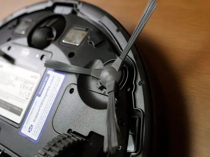 Spinning brushes on the Bagotte robot vacuum