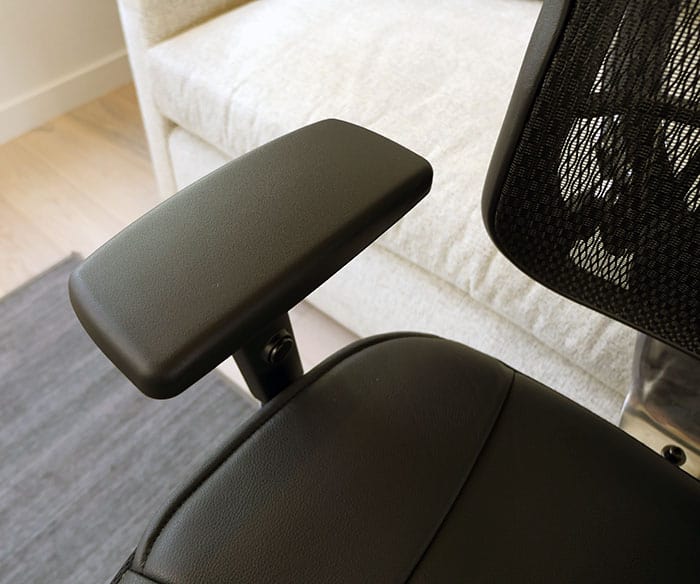 Adjustable arms on the Aloria office chair