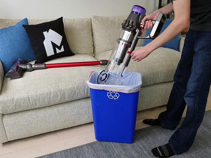 Emptying the dust bin of the Dyson V11 Outsize