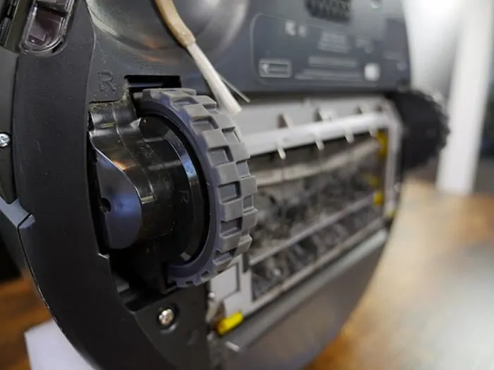 Detail shot of the sheets on the Roomba 690 / 692 robot vacuum