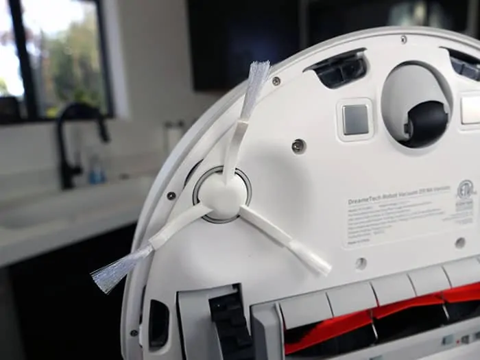 Spinning brush on the Dreame D9 robot vacuum