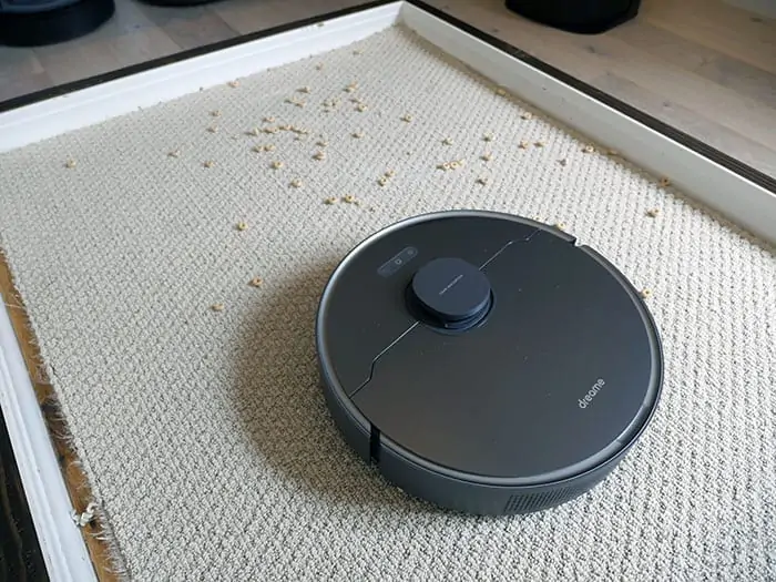Dreame Z10 Pro cleaning carpet 